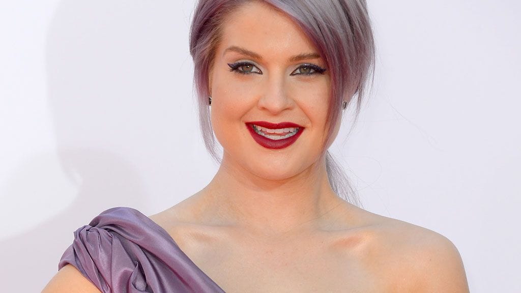 Kelly Osbourne häikäisi punaisella matolla upealla lookillaan.