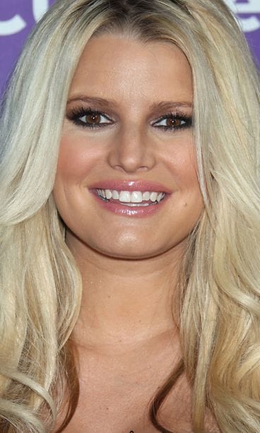 Jessica Simpson punaisella matolla vuonna 2012.