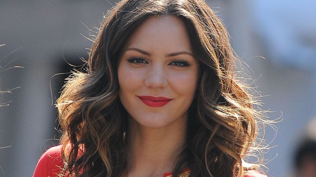 Näyttelijä Katharine McPhee julkaisi Instagramissa kuvan, jossa hän poseeraa nuorena yhdessä Meghan Marklen kanssa.
