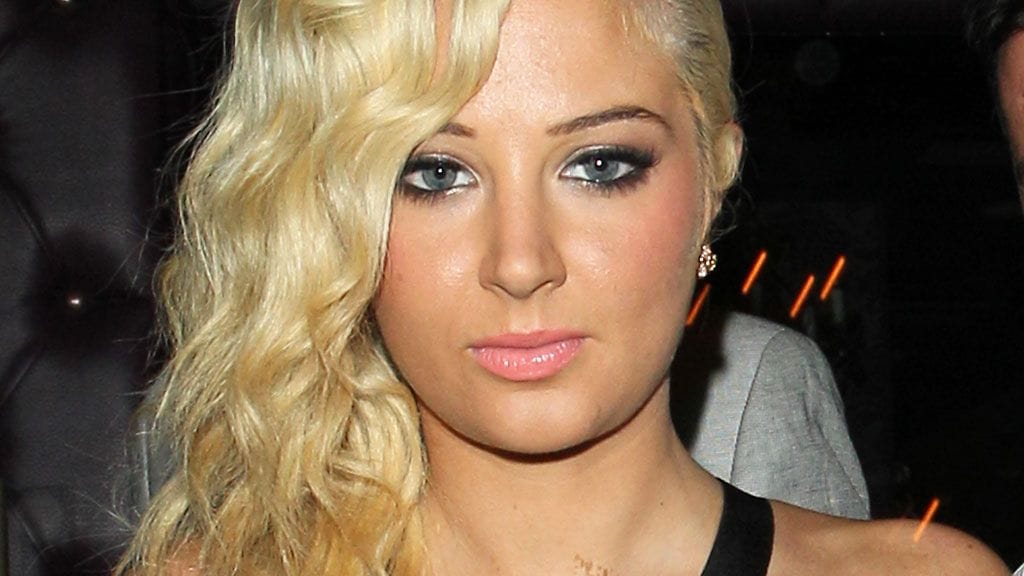 Tulisa Contostavloksen asu loi illuusion täydellisestä tiimalasivartalosta.