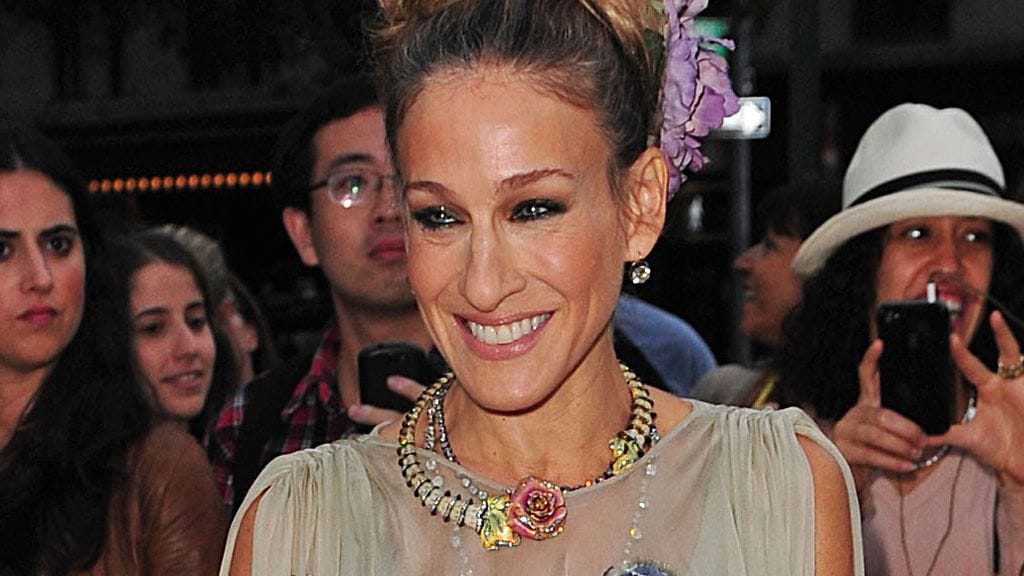 Sarah Jessica Parker heilutteli hameensa helmaa iloisesti.