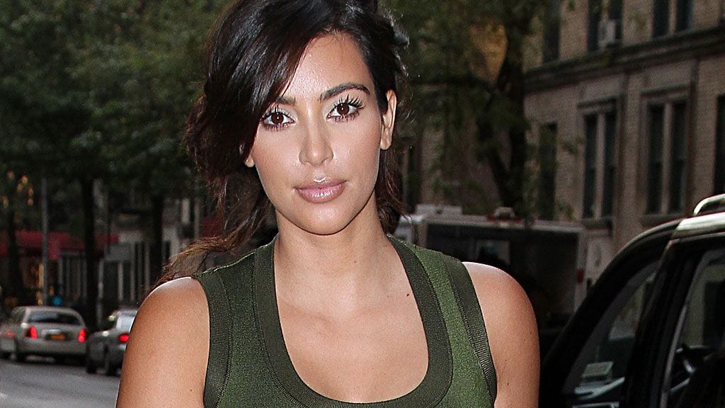 Kim Kardashian herätti huomiota nahkaisessa minihameessa.