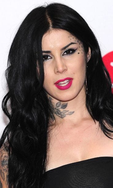 Kat Von D yllätti pinkillä huulipunalla.