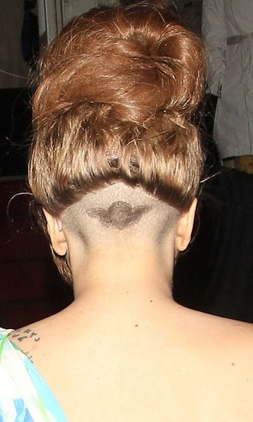 19.9.2012: Lady Gaga palasi hotellilleen Amsterdamissa. Paparazzit ikuistivat tähden puolikaljun ja uuden enkelitatuoinnin.