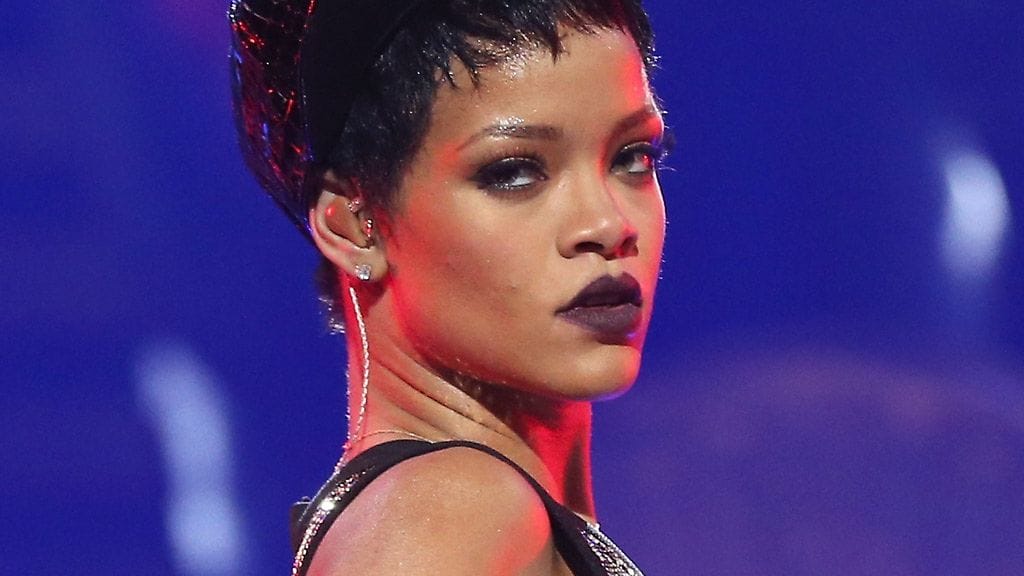 Rihanna saapuu Lontooseen minimittaisissa shortseissa.