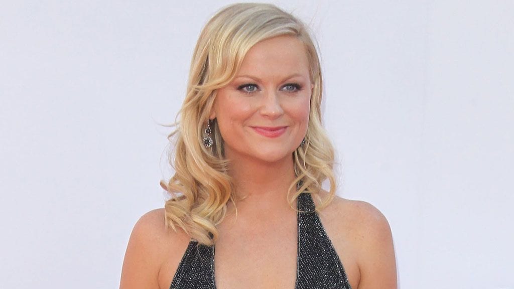 Tähden asu paljasti rohkeasti rintaa.