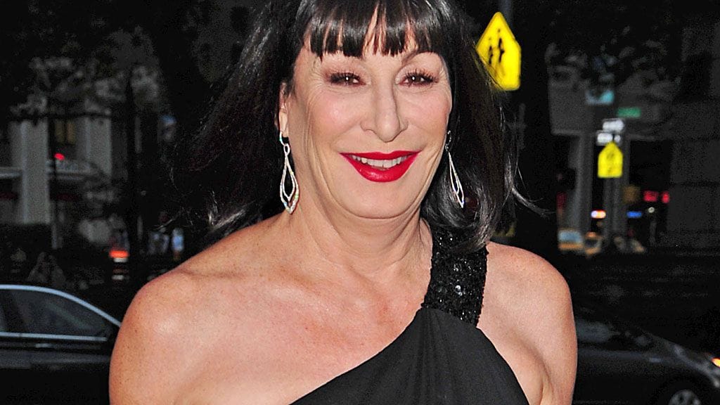 Huston hymyili kirkas puna huulillaan.