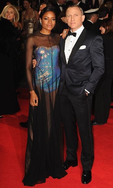 Tuore Bond-kasvo Naomie Harris itse Bondin kainalossa.