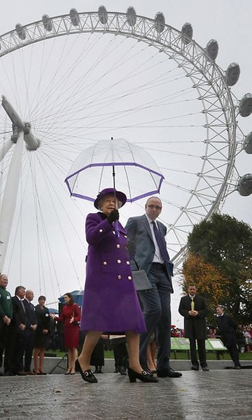 Kuningatar Elisabet avaa uudistetun Jubilee Gardensin Lontoossa.