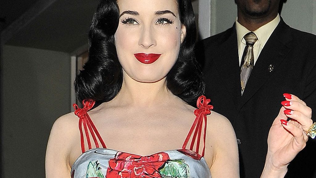 Dita Von Teese ei pelkää rohkeita kuoseja.