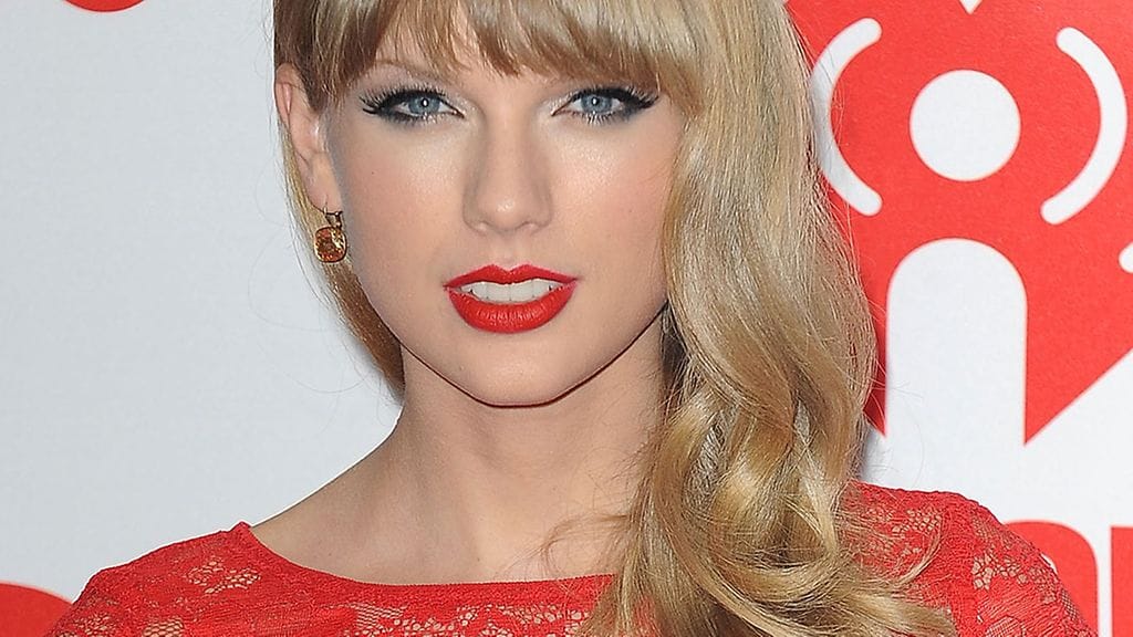 Taylor Swift häikäisee lehden kannessa.