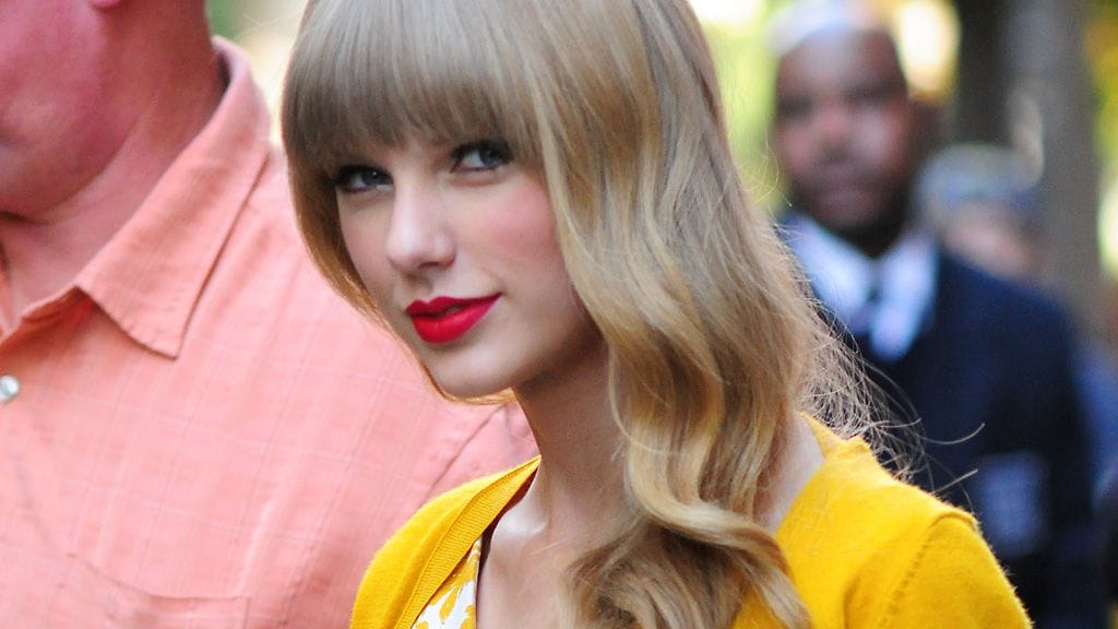 Taylor Swift keltaisessa..