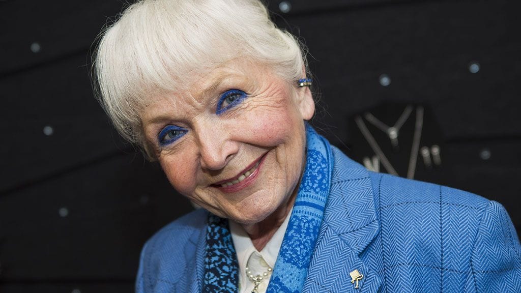 Tapakouluttaja Kaarina Suonperä juhli Linnassa 6.12.2004 sinisessä iltapuvussa.