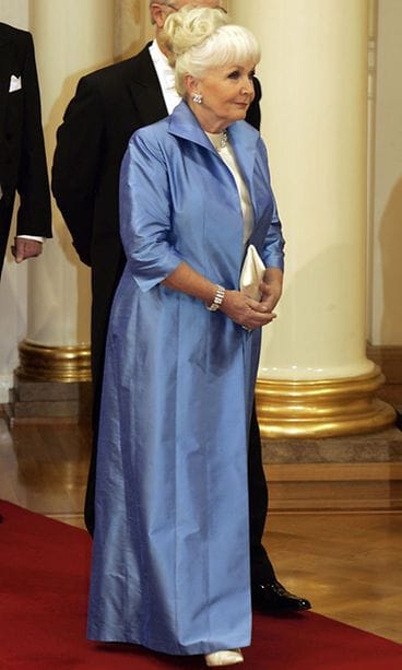 ITSENÄISYYSPÄIVÄ 2004: Linnan juhliin saapumassa tapakouluttaja Kaarina Suonperä sinisissään.