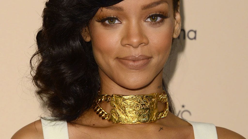 Rihannan hameen helma näkyi viettelevästi läpi.