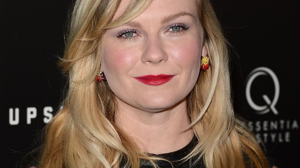 Kirsten Dunst varjelee vaaleaa ihoaan.