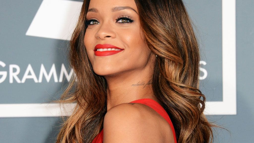 Rihanna tunnetaan persoonallisesta ja räväkästä tyylistään – josta ei naisellisuutta puutu!