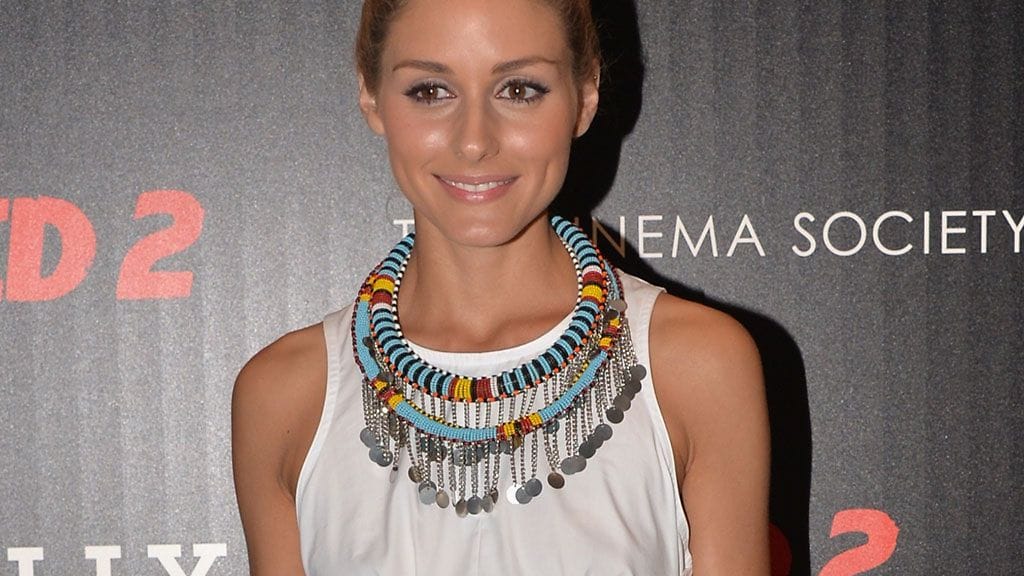 Olivia Palermo ei pelkää sonnustautua massiivisiin koruihin.