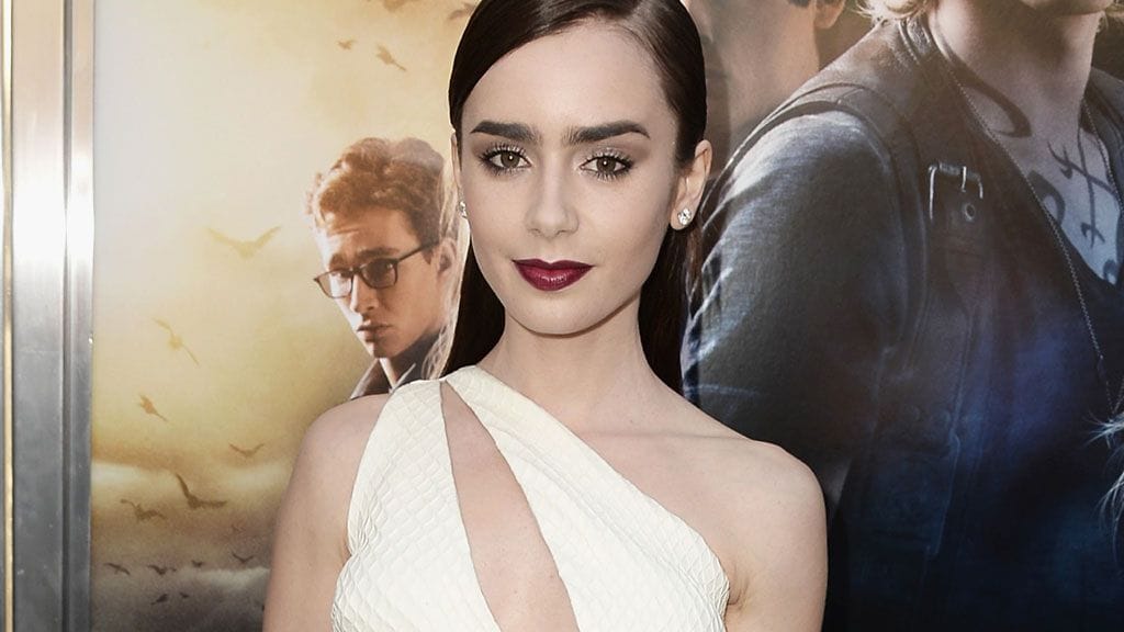 Lily Collinsin värivalinnat korostivat hänen heleää vaaleaa ihoaan.