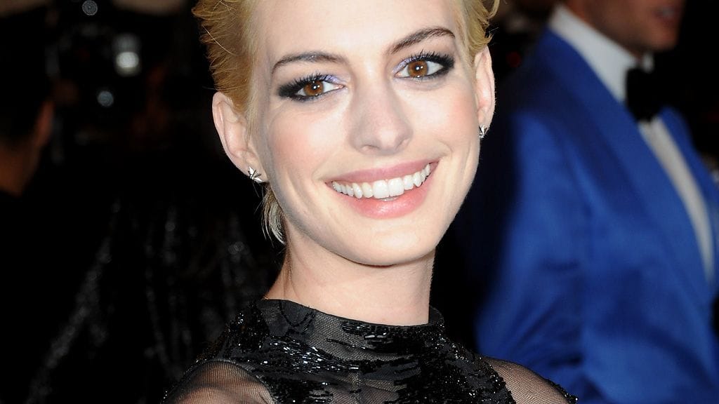 Anne Hathaway blondina Met Gala 2013 -tapahtumassa toukokuussa.