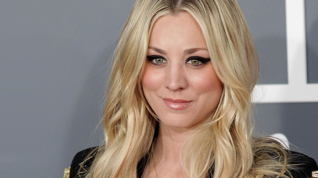 Nauravainen Kaley Cuoco laukkasi pitkin kenttää Kaliforniassa.