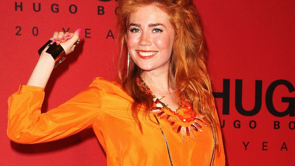 Palina Rojinski yhdisti oranssin kauluspaidan ja värikkäät printtikuvioidut housut.