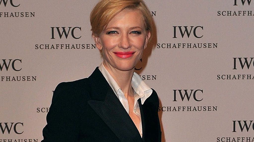 Alison Brie oli suloinen näky - kauluspaita ylös asti napitettuna.