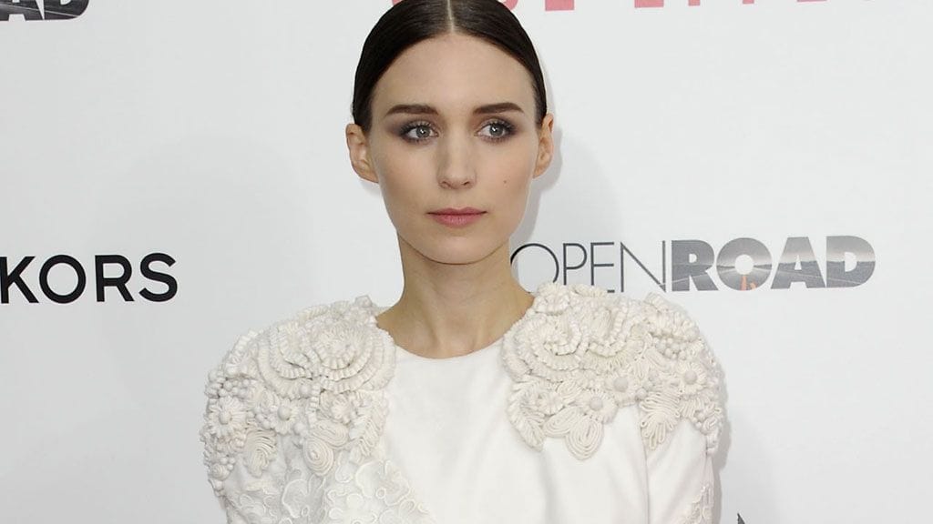 Veistoksellinen leninki istui Rooney Maran ylle.