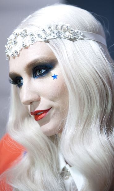 Isänmaallisesti pukeutunut Ke$ha presidentti Obaman toista virkakautta juhlistavassa hyväntekeväisyystapahtumassa RIAA Presidential Inaugural Charity Benefit.