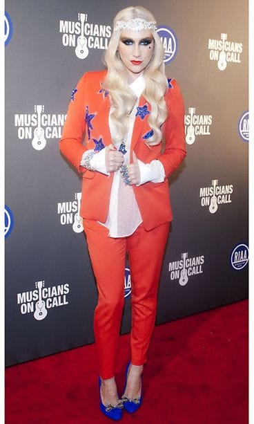 Isänmaallisesti pukeutunut Ke$ha presidentti Obaman toista virkakautta juhlistavassa hyväntekeväisyystapahtumassa RIAA Presidential Inaugural Charity Benefit.