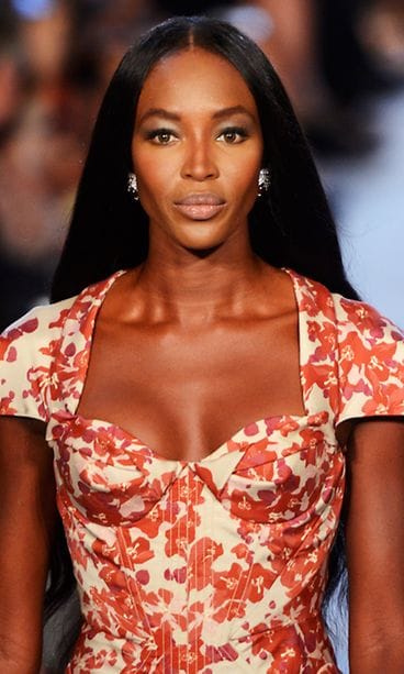 Huippumalli Naomi Campbell Zac Posenin muotinäytöksen mallina.
