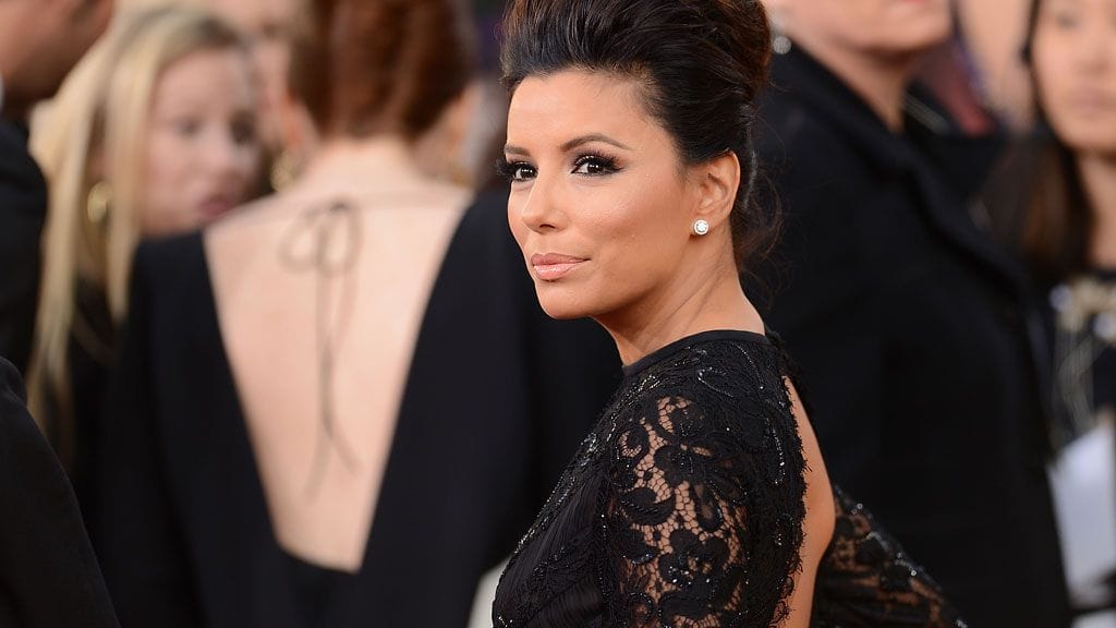 Eva Longoria säteili paljastavassa asussaan punaisella matolla.