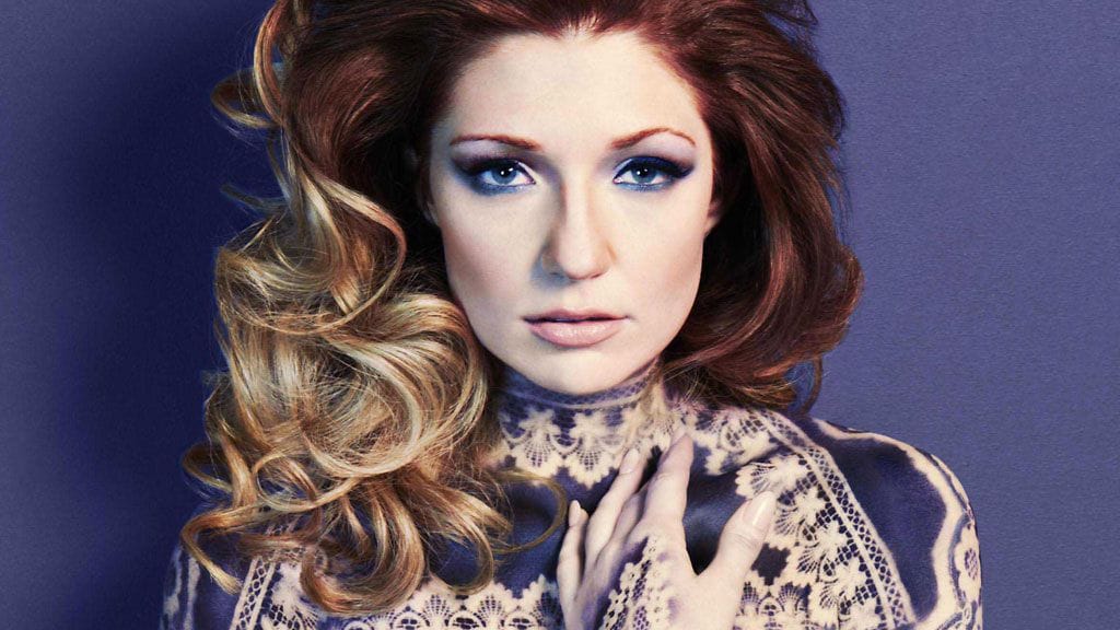 Nicola Roberts säteilee indigonsinisessä.