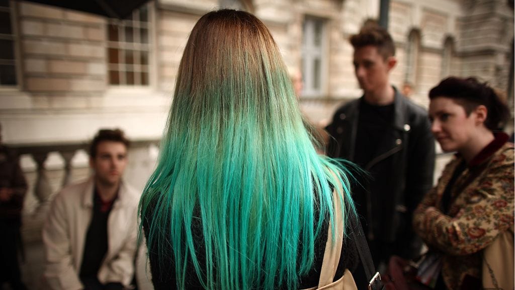 Lontoon muotiviikoilla yleisössä nähtiin liukuvärjättyä turkoosia.