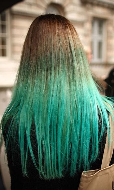 Lontoon muotiviikoilla yleisössä nähtiin liukuvärjättyä turkoosia.