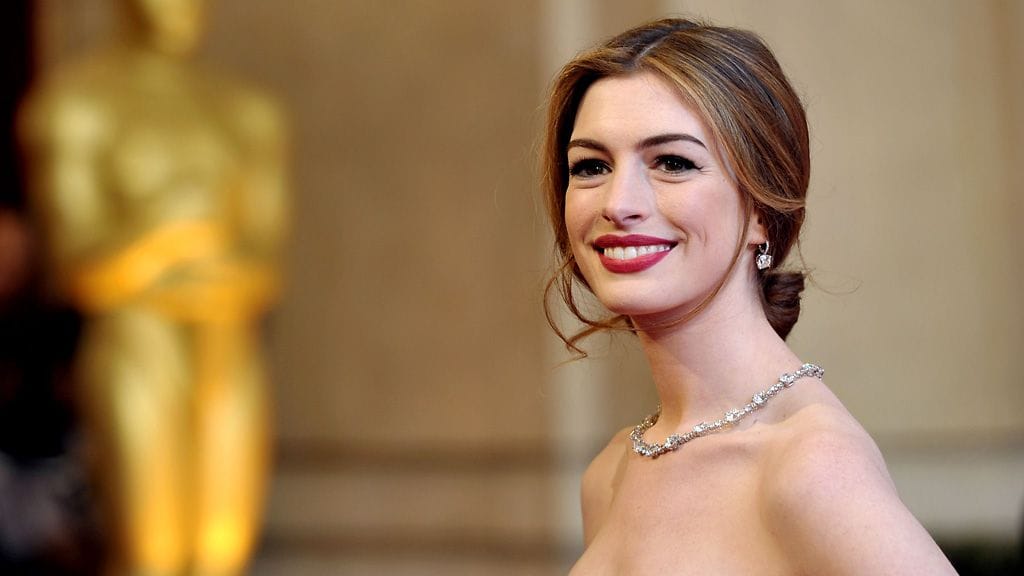 Anne Hathaway Les Misérablesin ensi-iltana. Asun suunnitteli Tom Ford.