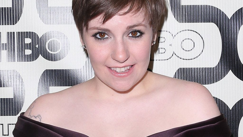 Lena Dunham Directors Guild Of America Awards -gaalassa helmikuussa 2013. Punaista ja pinkkiä!