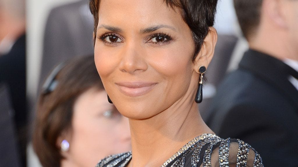 Halle Berryn iltapuku kimalsi näyttävästi.
