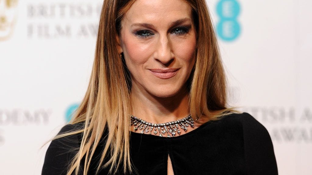 Sarah Jessica Parker yllätti punaisella matolla valitsemalla ylleen housut.