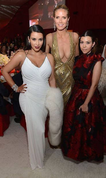 Kim Kardashian siskonsa Kourtney Kardashianin ja huippumalli Heidi Klumin kanssa Elton Johnin Oscar-juhlissa 2013.