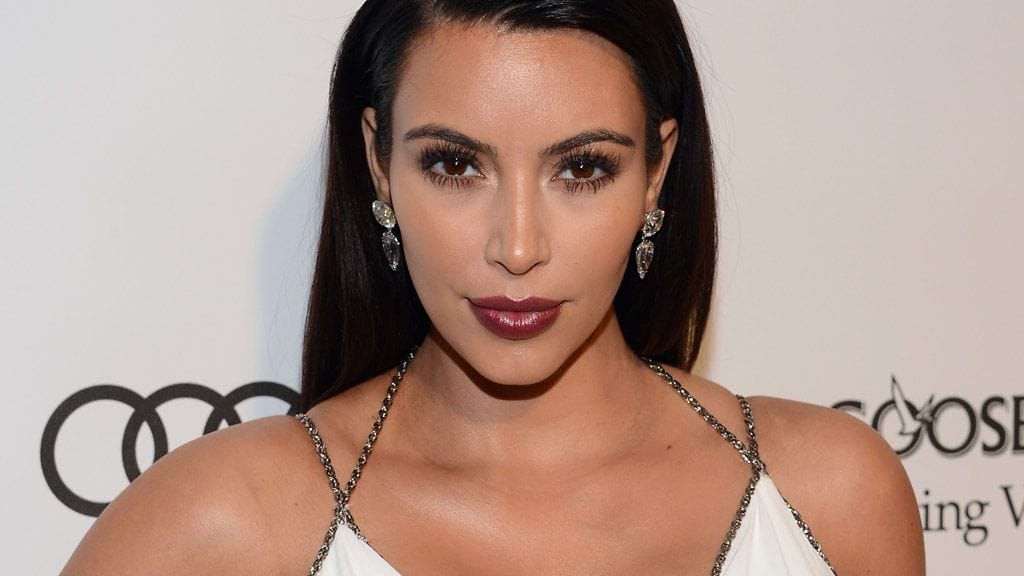 Elton Johnin Oscar-juhlissa. Kurvikkaalla Kim Kardashianilla on 4 kuukautta odotusta takana.