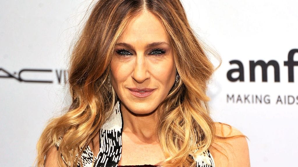 Muhkea valkoinen takki istui upeasti Parkerin ylle.