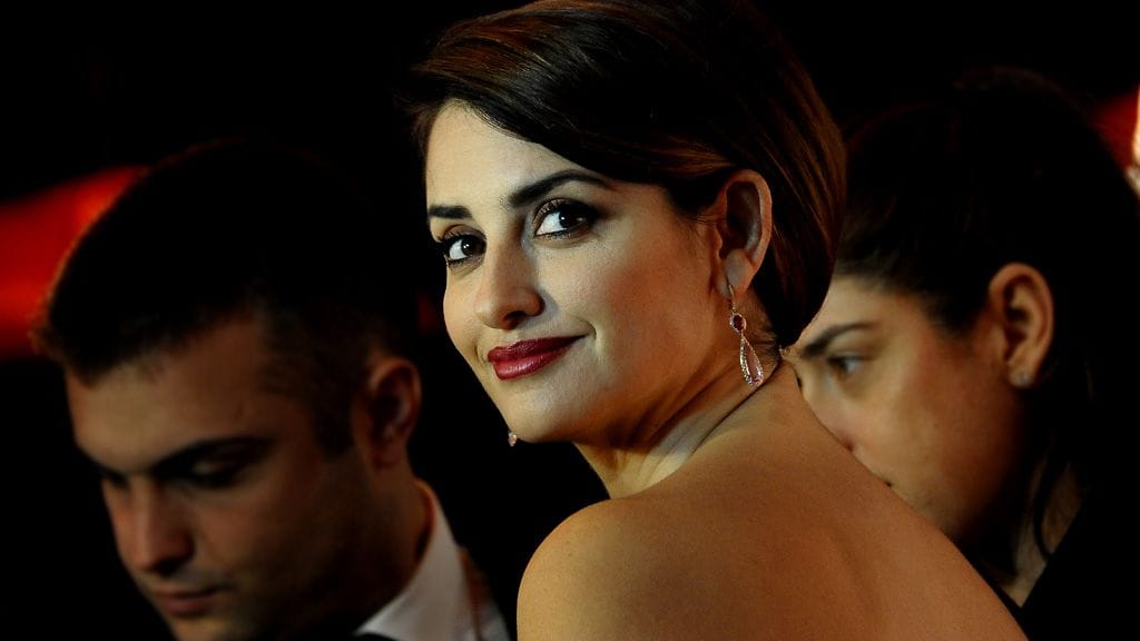 Miau! Penélope Cruz poseeraa 2013 Campari Design Calendar -kuvassa mustien kissojen kanssa.