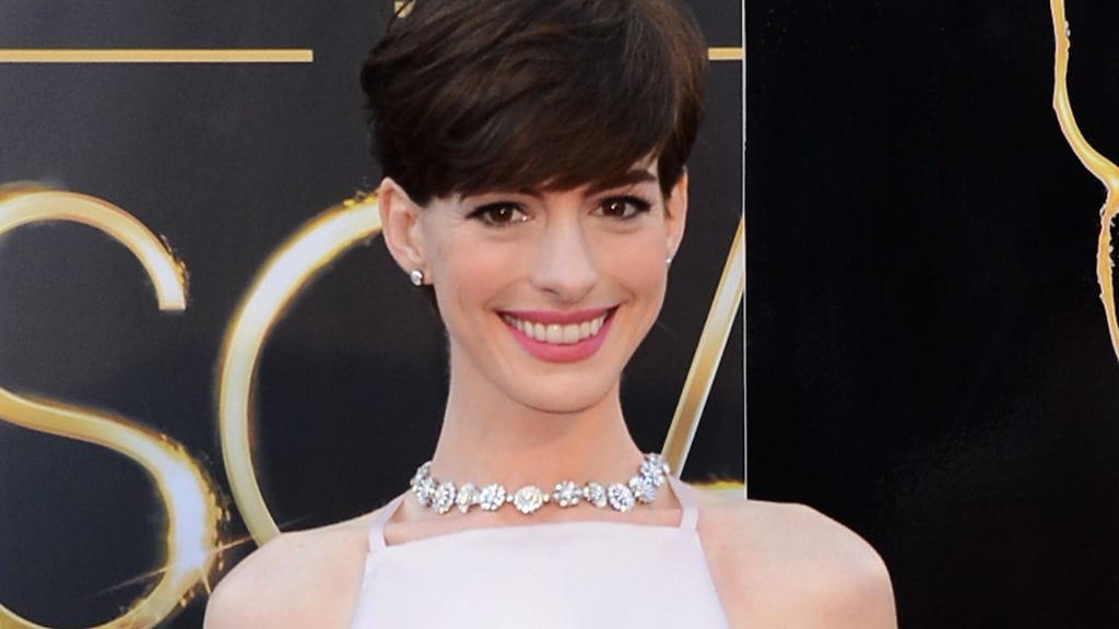 Anne Hathaway luotti luonnonvalkoiseen.