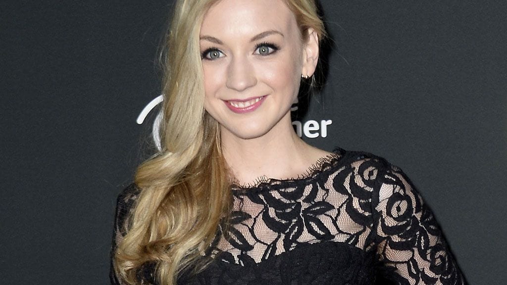 Emily Kinneyn yllä nähtiin erityisen trendikäs pikkumusta.