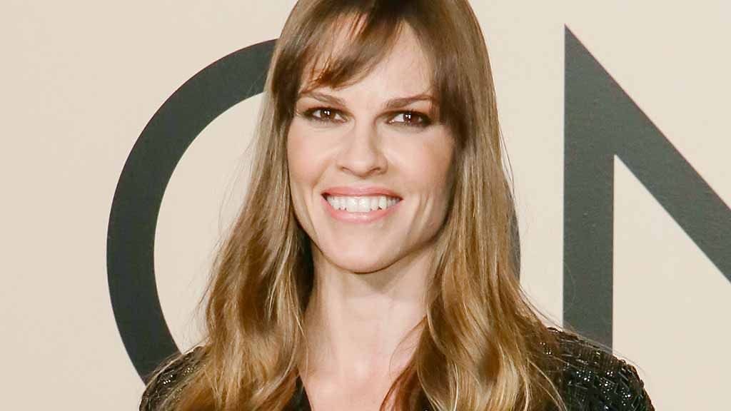 Malli Coco Rocha saapui paikalle neliökuvioidussa jakussa, suurissa housuissa ja hulppeissa korkokengissä.