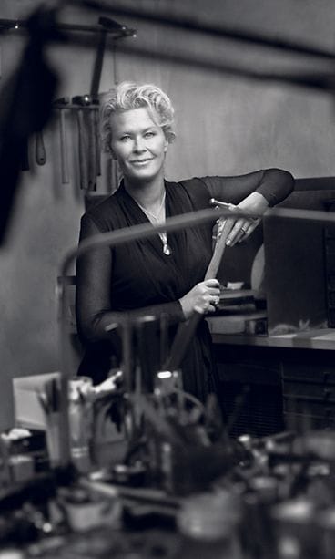 Efva Attling ateljeessaan.