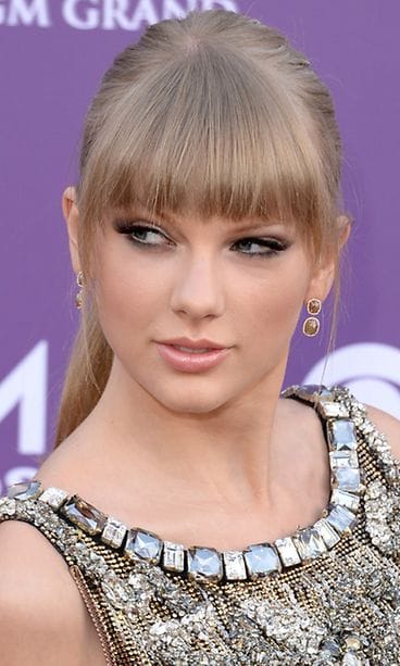 Huhtikuu 2013: Taylor Swift saapuu Country Music Awards -gaalaan.