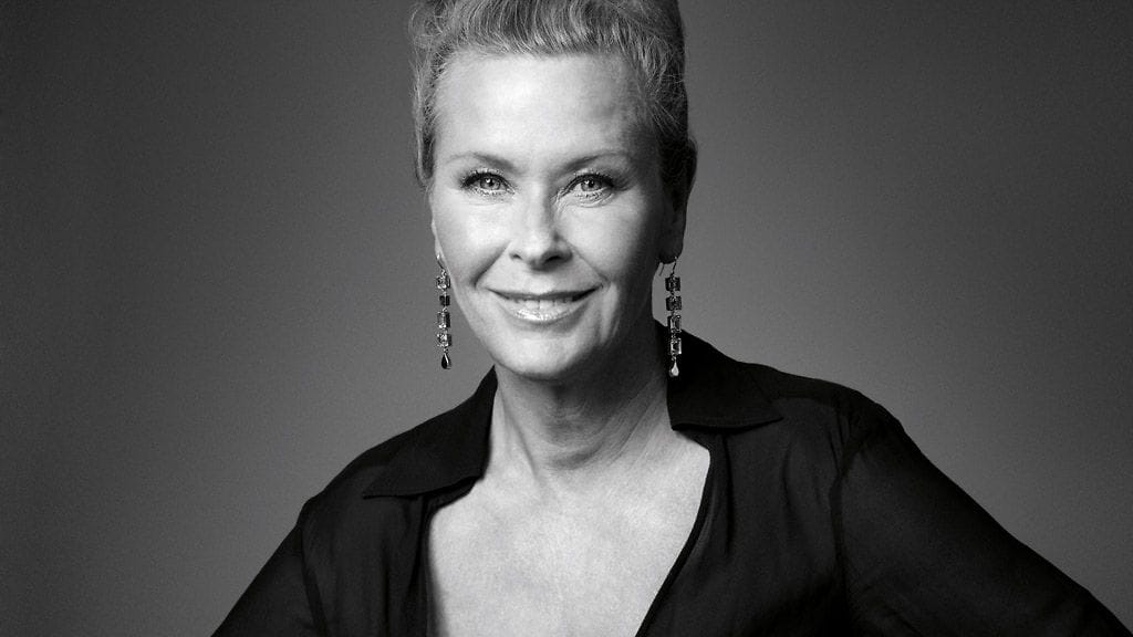 Korusuunnittelija Efva Attling työn touhussa ateljeessaan.