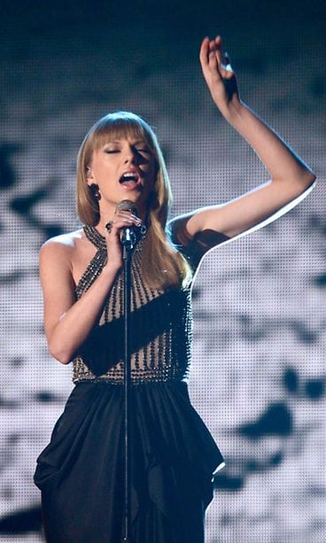 Huhtikuu 2013: Taylor Swift esiintyi Country Music Awards -gaalassa.